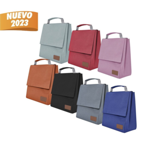 SIN 511, LONCHERA ESTEFA. Lonchera con interior metalizado. Bolsa principal estilo solapa con cerrado de velcro. Al frente, parche de curpiel. Para mayor comodidad cuenta con asa de transporte superior. Empaca tus alimentos y bebidas para el trabajo, escuela, viaje o picnic.