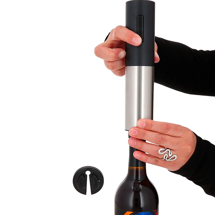 HO 173, MOSELA. Destapador de vinos automático recargable con corta etiqueta. Incluye cable de carga tpo C.